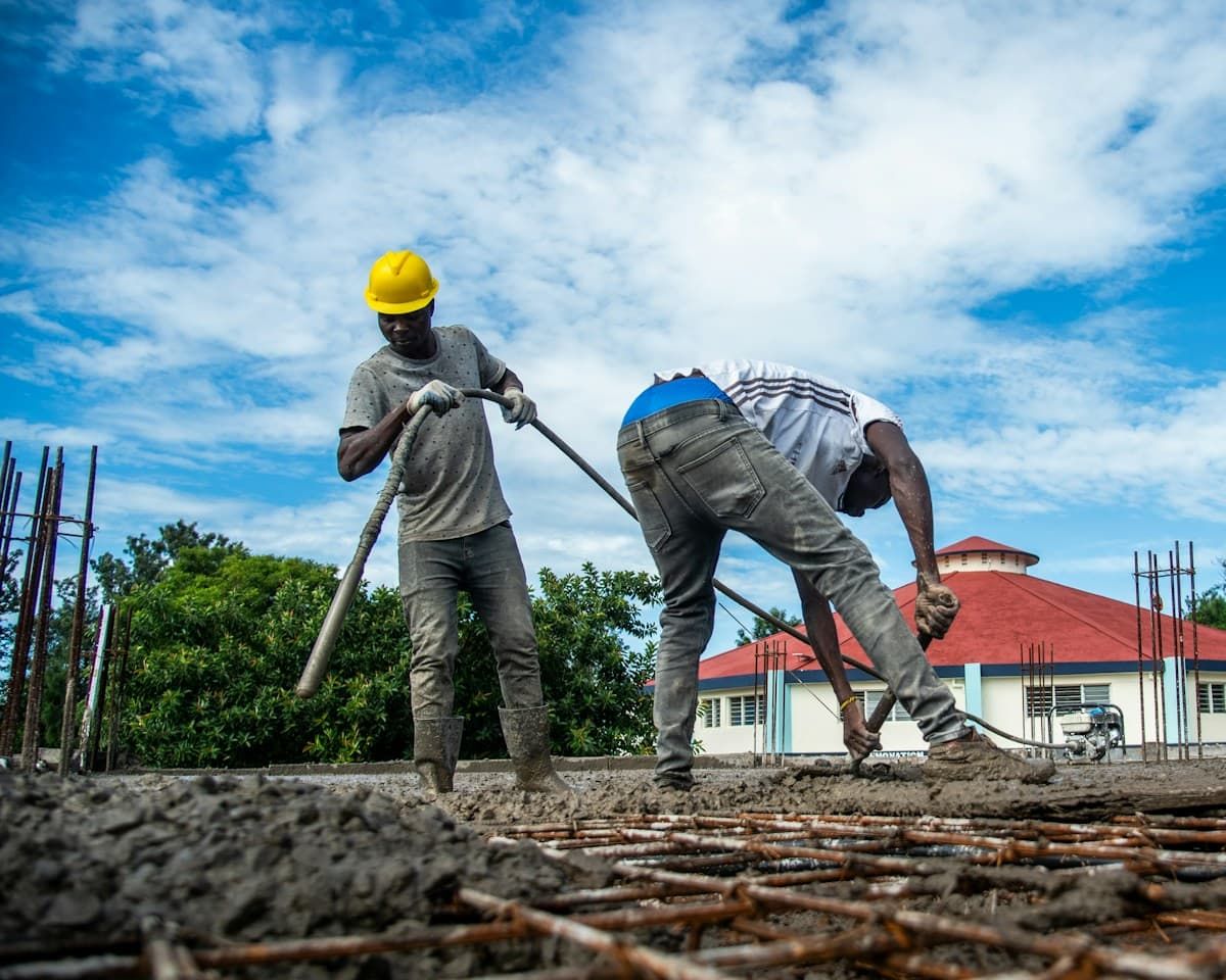 Ouvriers travaillant en plein soleil sur un chantier