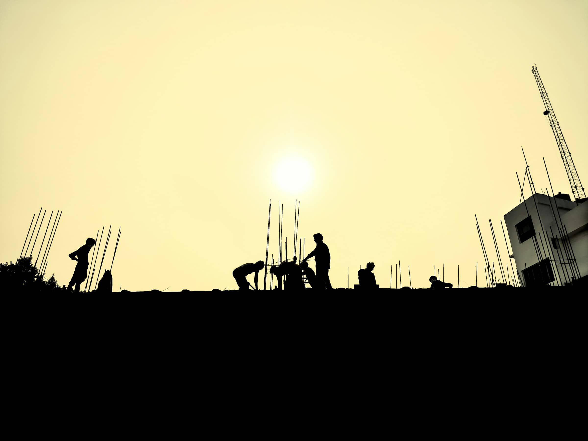 Ouvriers sur un chantier sous un soleil écrasant