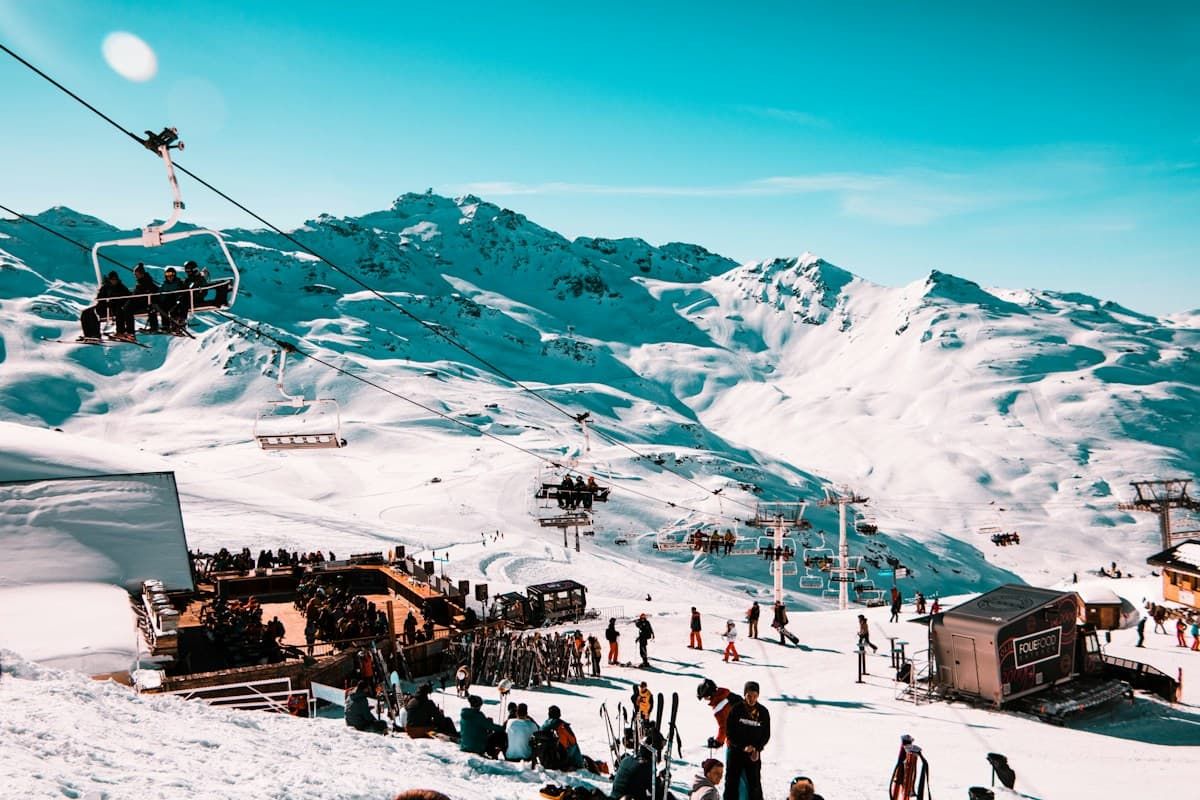 Station de ski ensoleillée en altitude