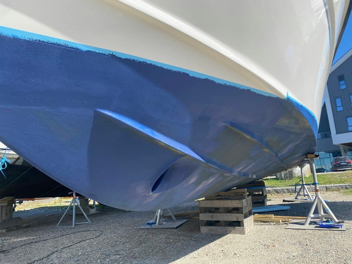 Coque d’un bateau de plaisance sur ber dans un chantier naval