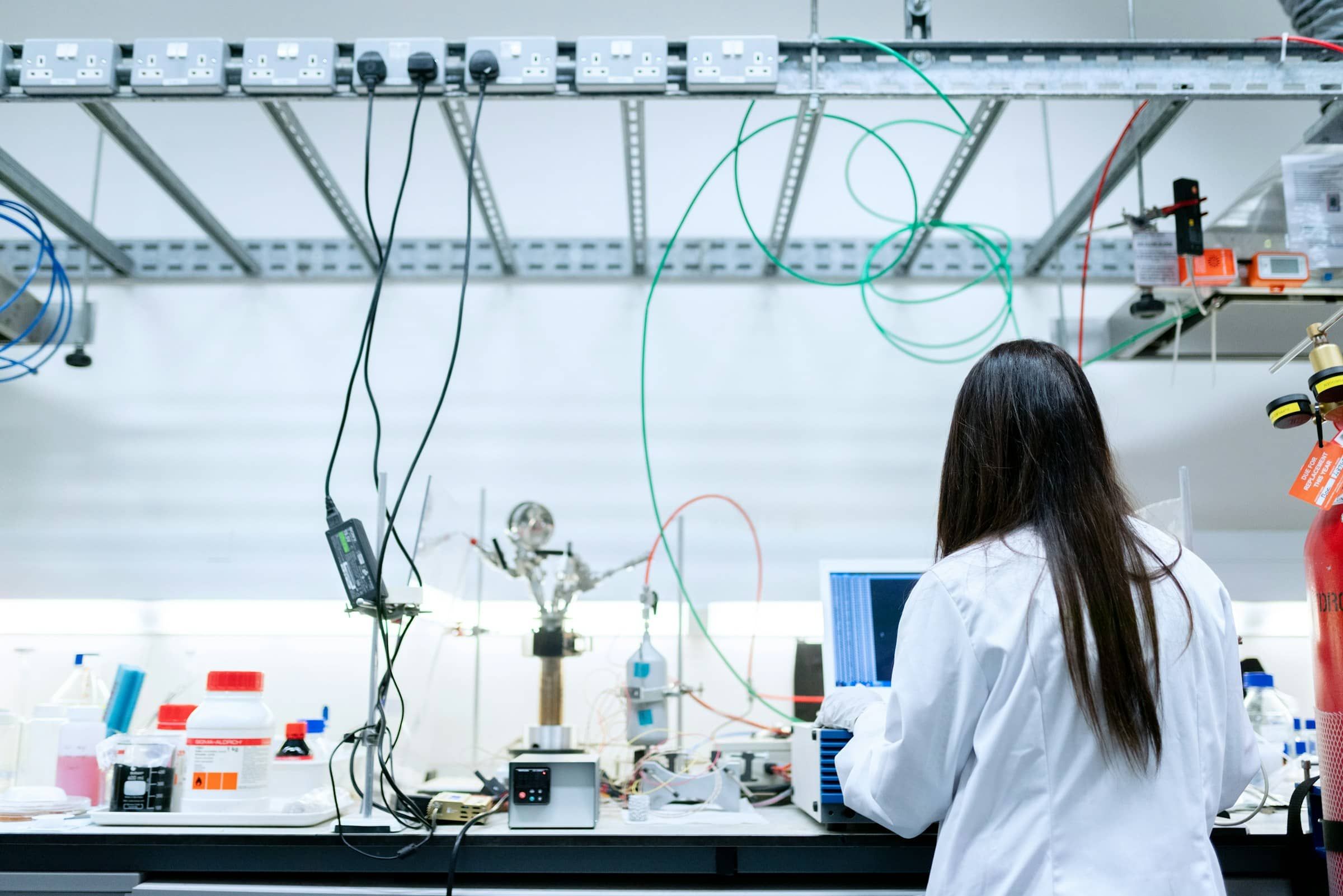 Technicienne au travail dans un laboratoire