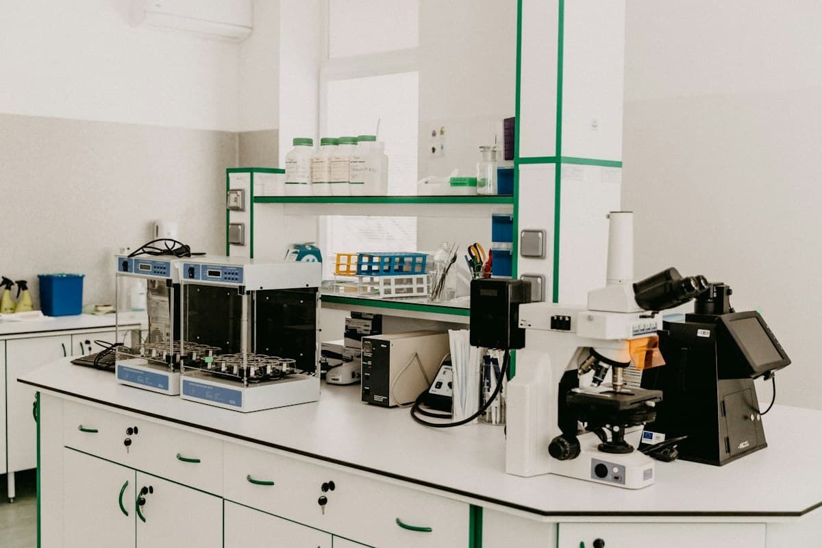 Paillasse de laboratoire équipée d’appareils d’analyse