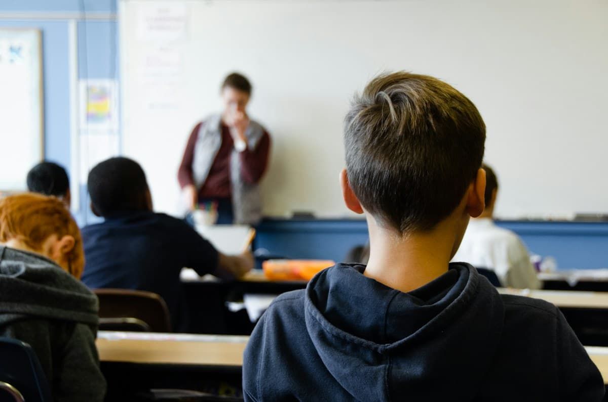 Élèves en classe pendant un cours