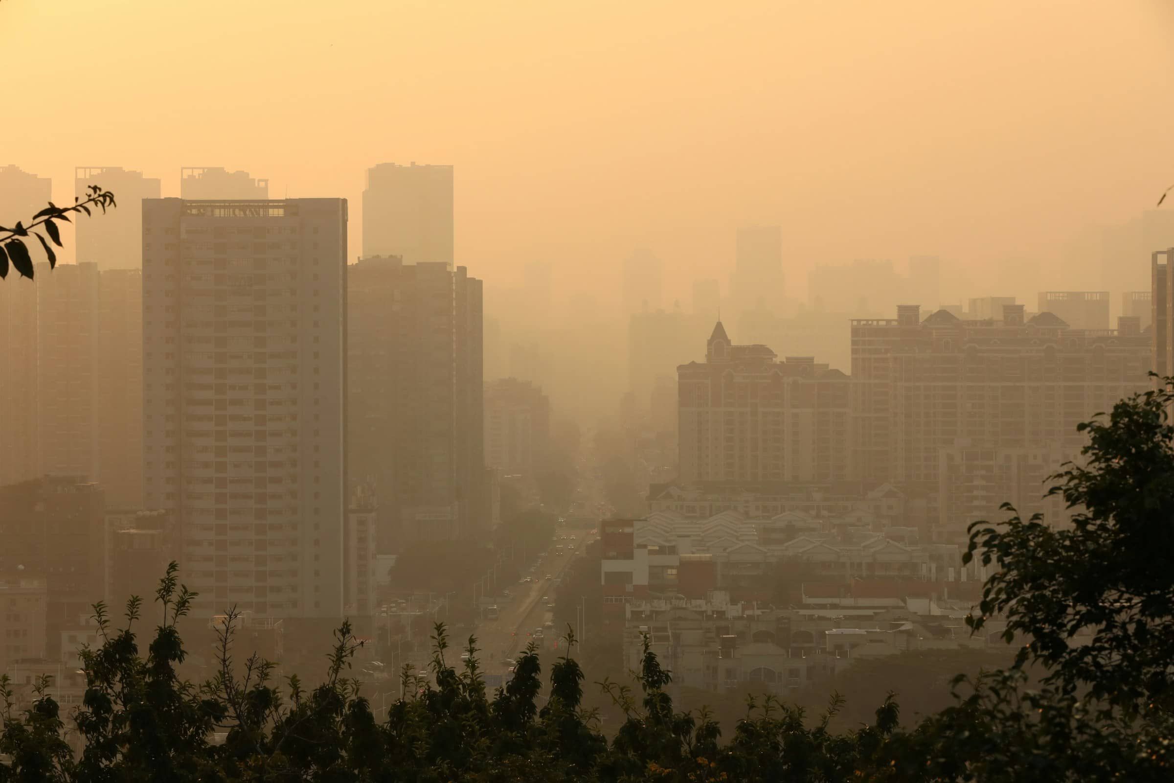 Ville voilée par un brouillard de pollution