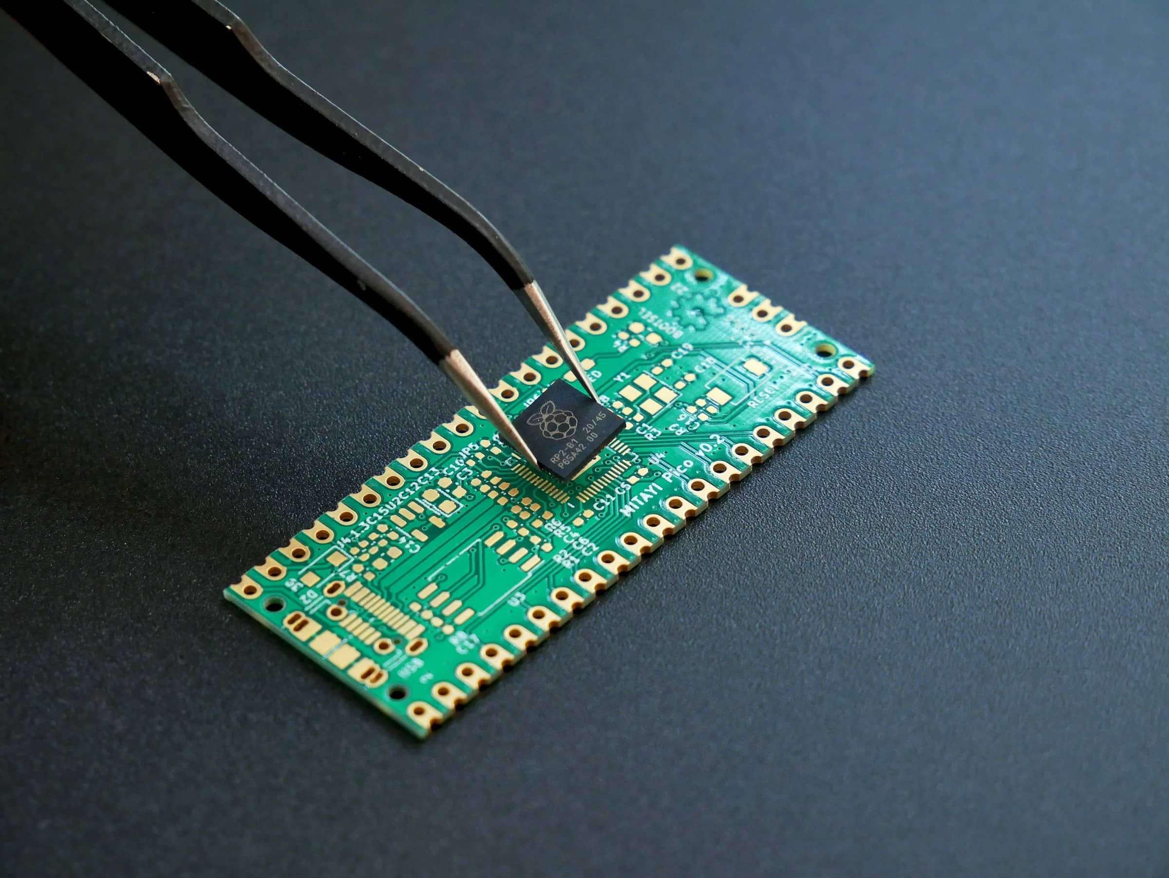 Composant électronique posé à la pince sur un circuit imprimé